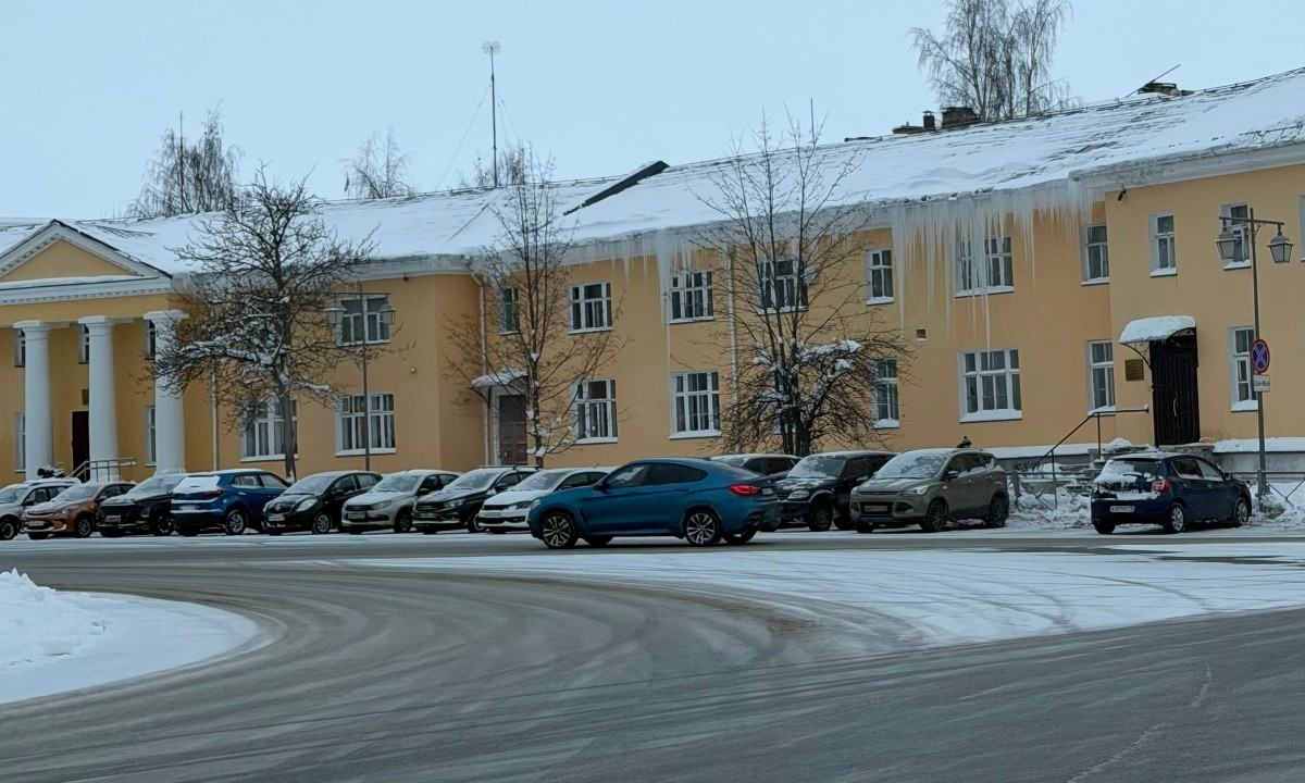 Сосульки-убийцы свисают с крыш в центре Петрозаводска