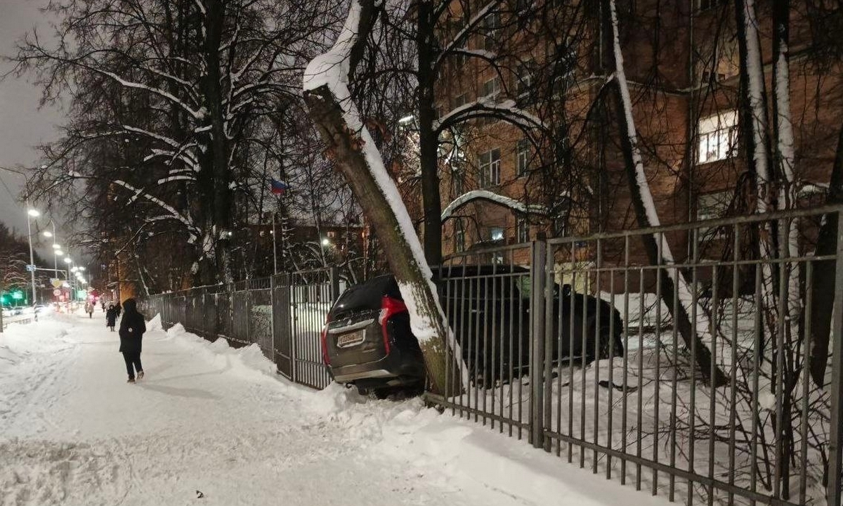 Автомобиль снес металлический забор школы в Петрозаводске