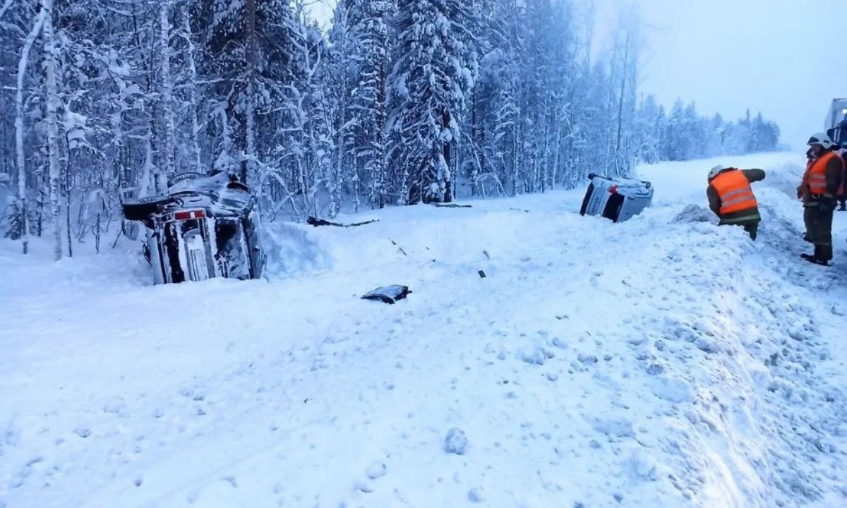 Две машины столкнулись на трассе в Карелии