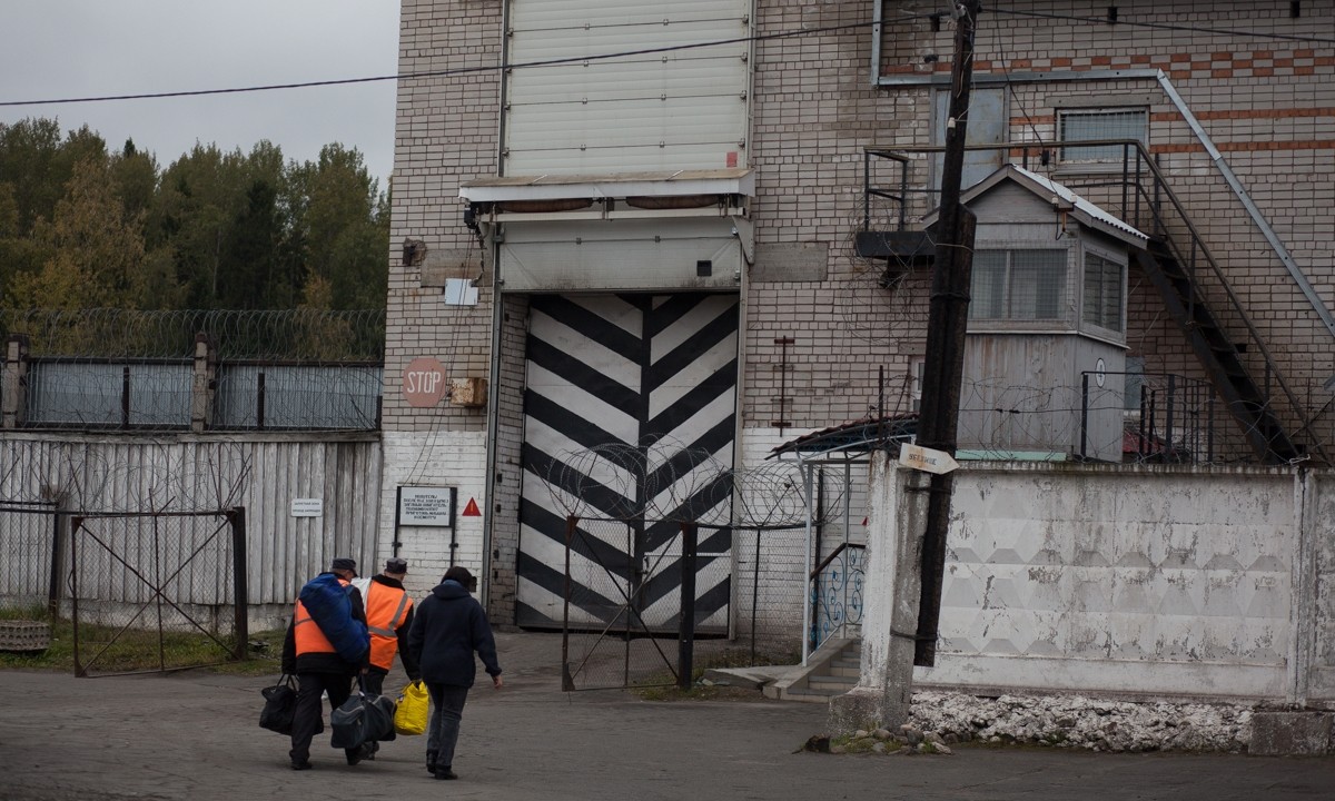 В Карелии женщина, которую мягко наказали после нападения с ножом, не исправилась: ее отправили в колонию