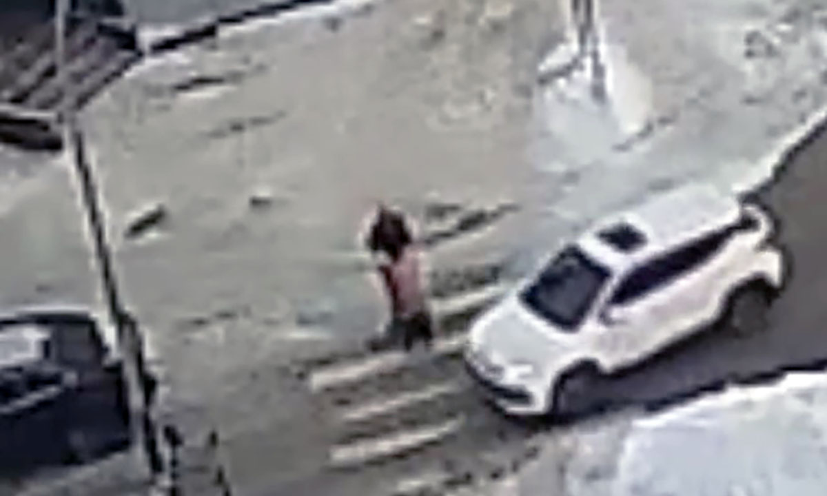 В Петрозаводске блондинка в очках чуть не сбила женщину с коляской