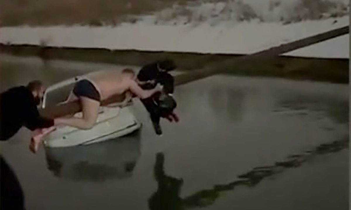 Такси, в котором ехала мама с ребенком, упало в воду