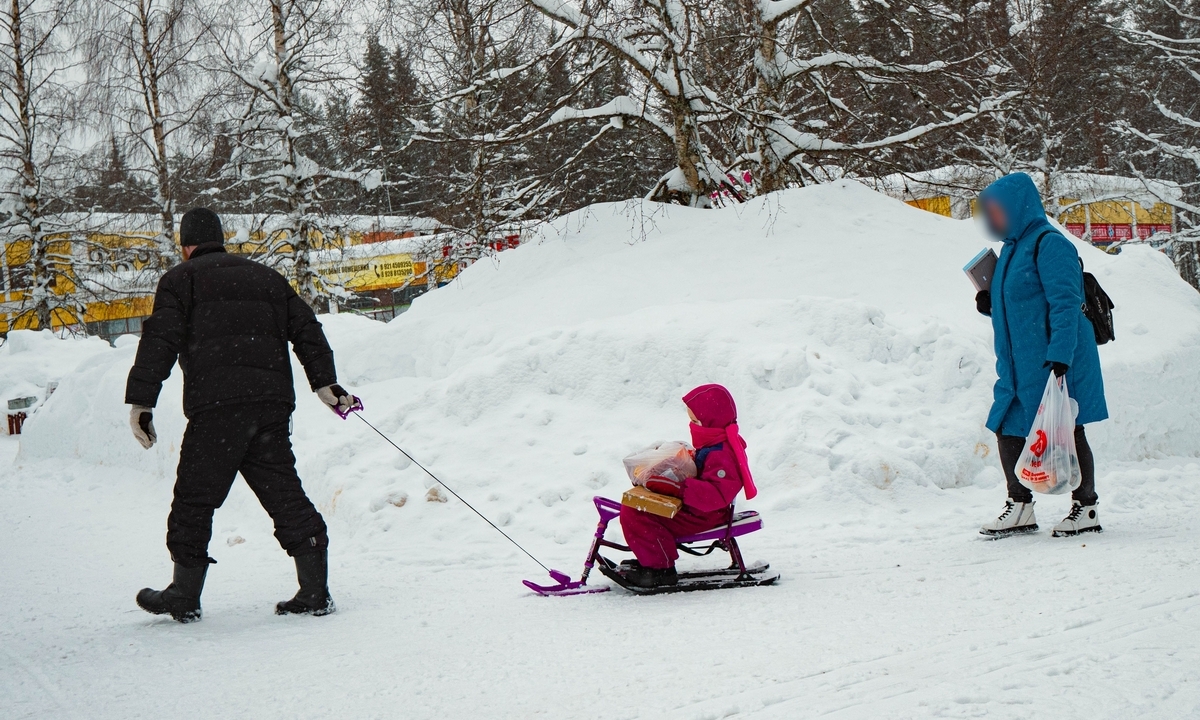 «Еду и молюсь, чтобы только не пробка»: узнали, что думают родители Карелии о продлении работы детских садов