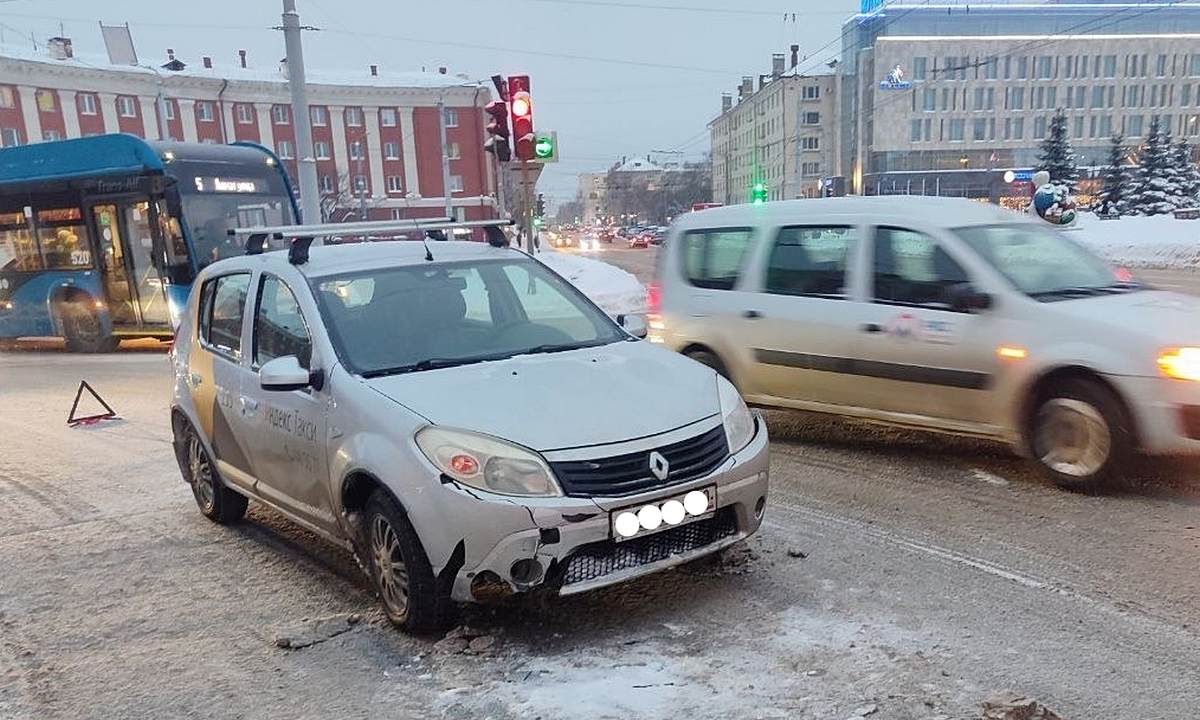 В аварии в центре Петрозаводска пострадали два человека