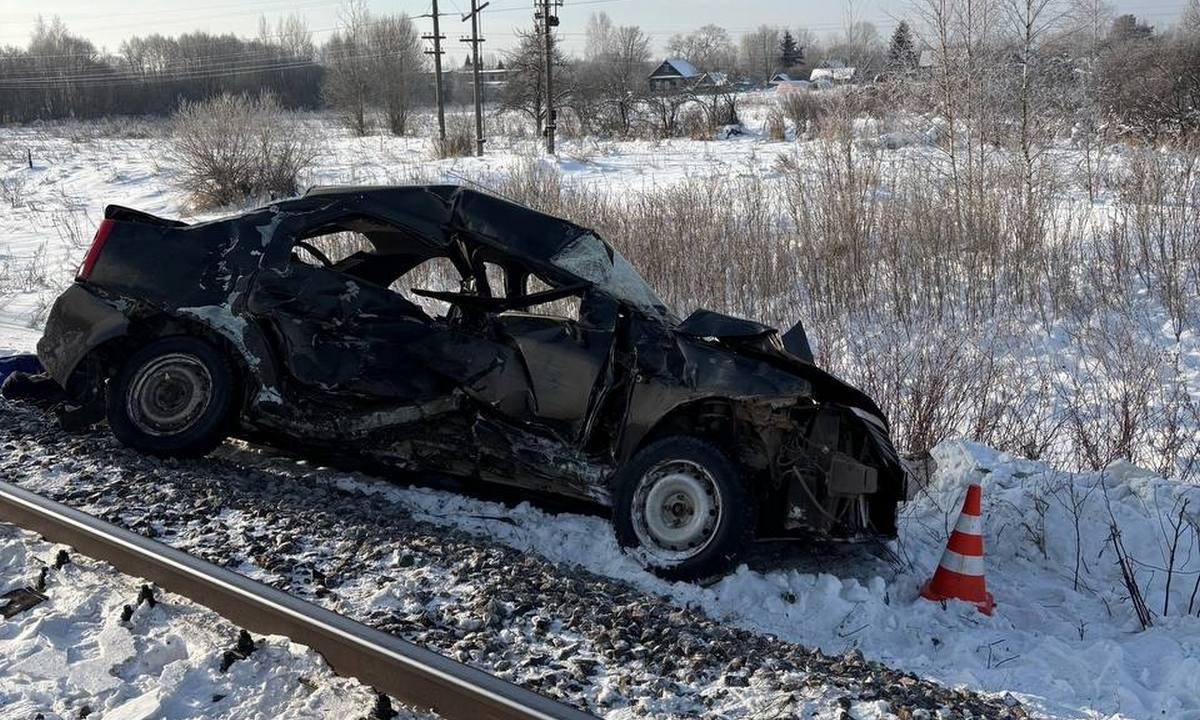 Четыре человека погибли при столкновении машины и поезда