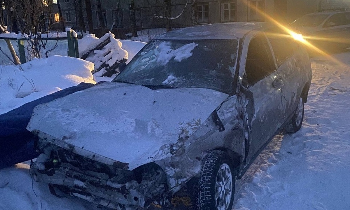 В Карелии водитель попал в страшную аварию из-за открывшегося на ходу капота