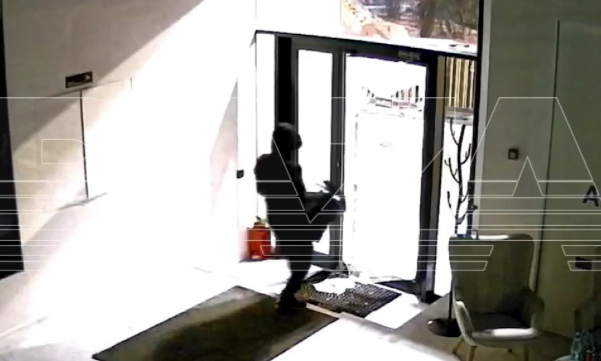 Грабитель разбил дверь магазина и вынес больше 50 айфонов