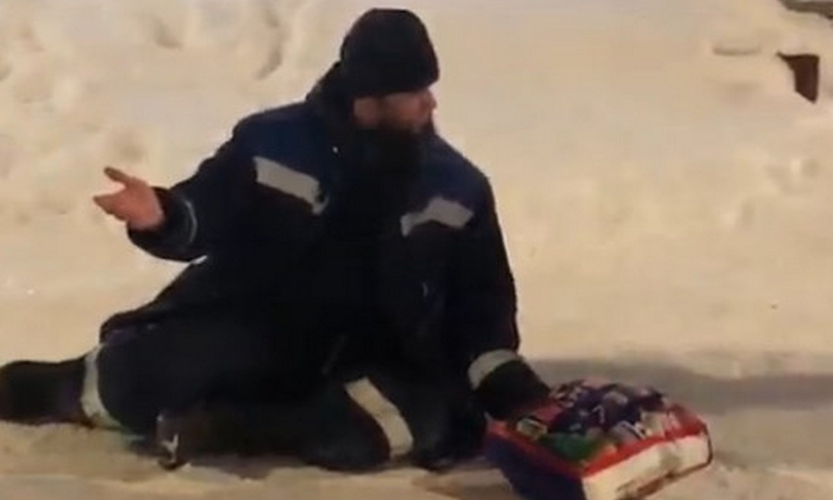 В Петрозаводске неадекватный мужчина напал на девушку на остановке