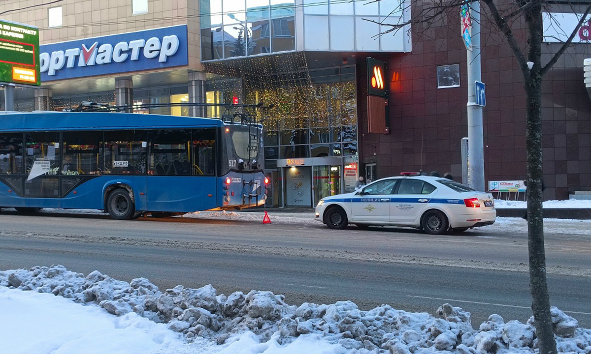 В Петрозаводске троллейбус разрушил светофор