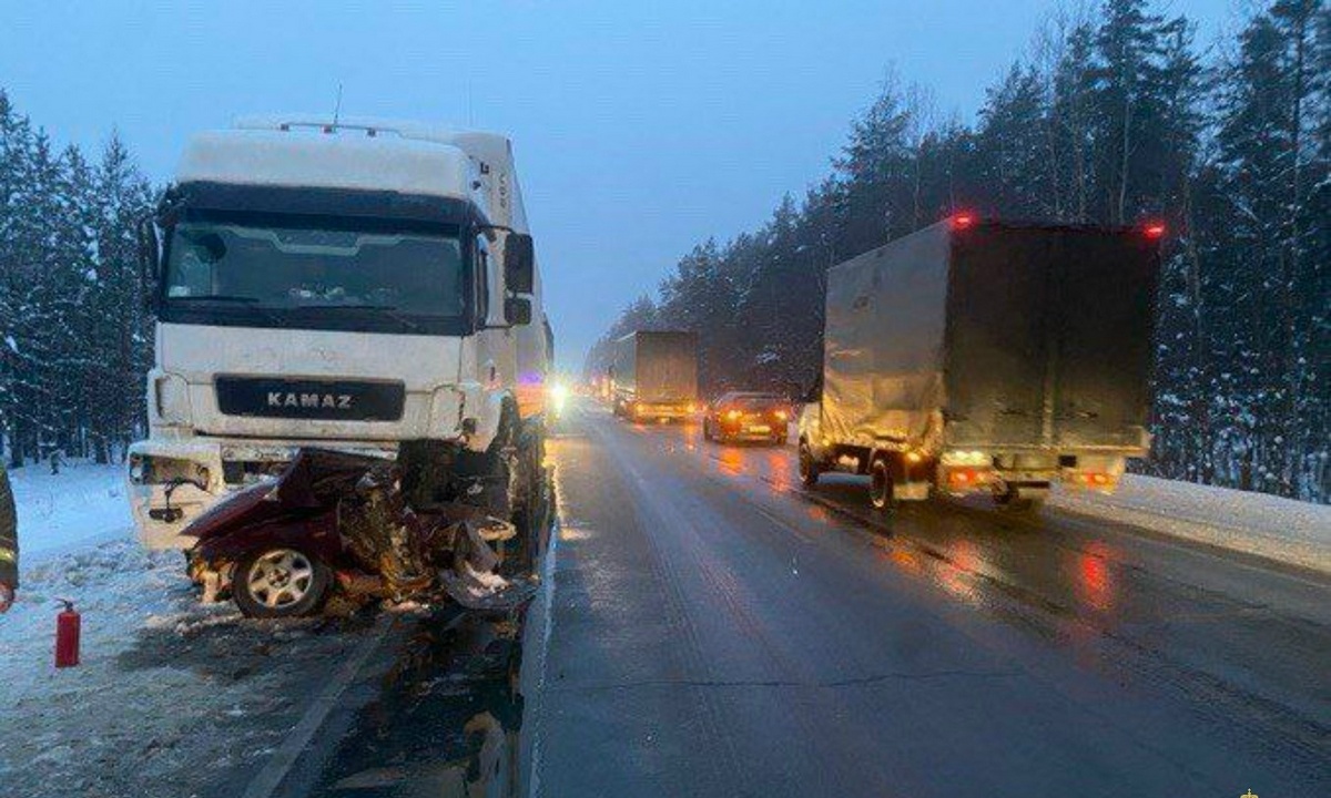 КАМАЗ размазал легковушку по отбойнику на трассе «Кола»: погибли двое