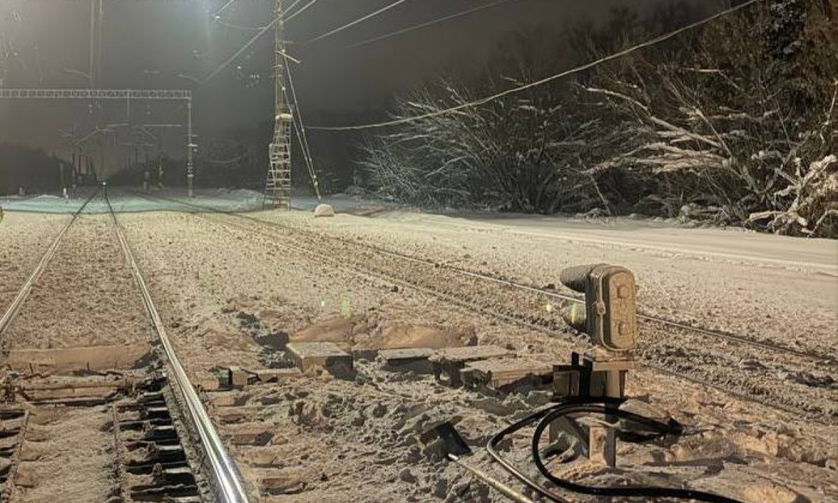Поезд насмерть сбил двух мужчин, убиравших снег