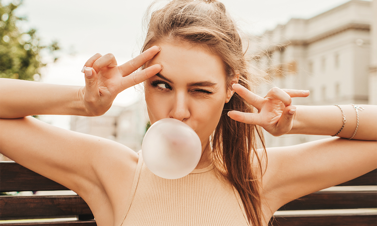 Врач объяснила, как правильно жевать жвачку