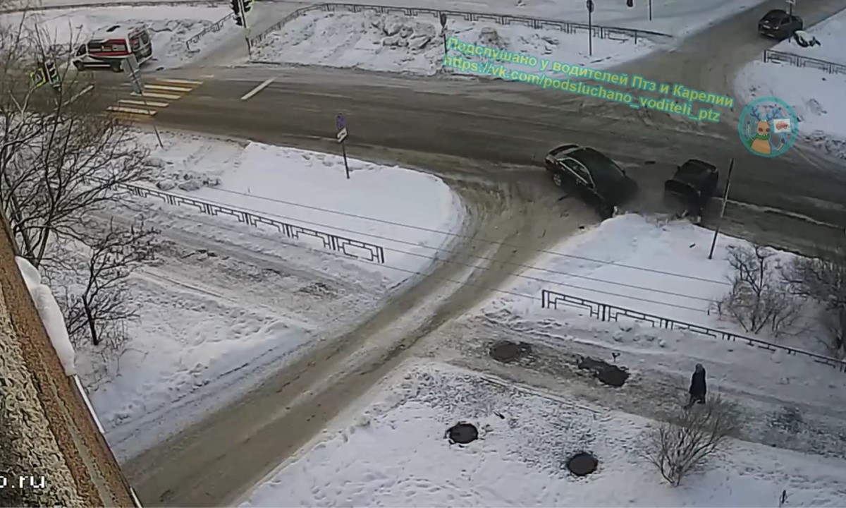«Камикадзе поворачивал?». В Петрозаводске машина влетела в сугроб после жесткого ДТП