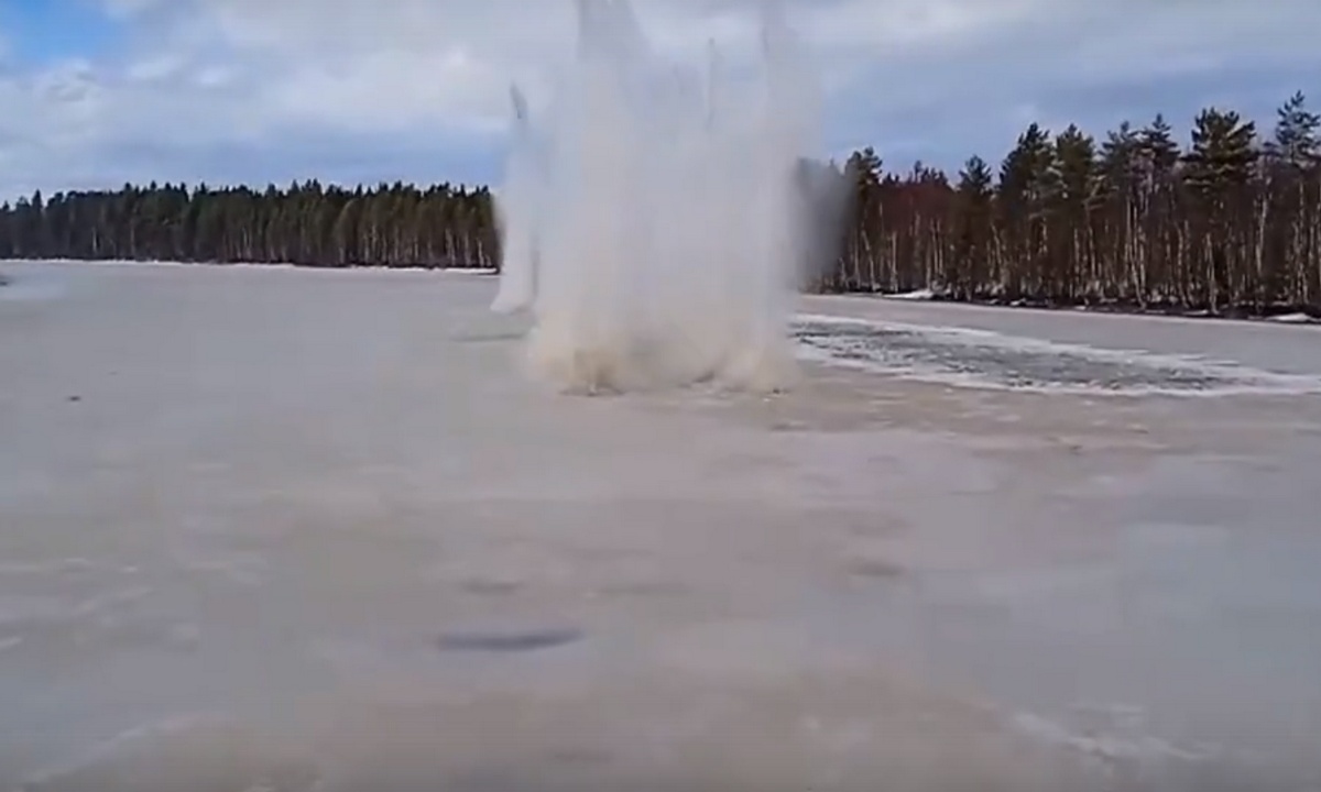 В Карелии взрывают лед, чтобы дома не подтопило