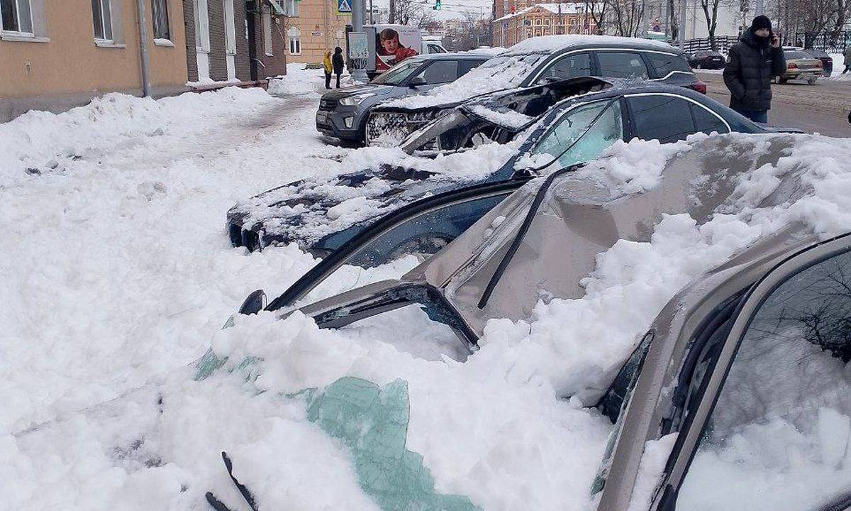 Снег с крыши раздавил несколько автомобилей