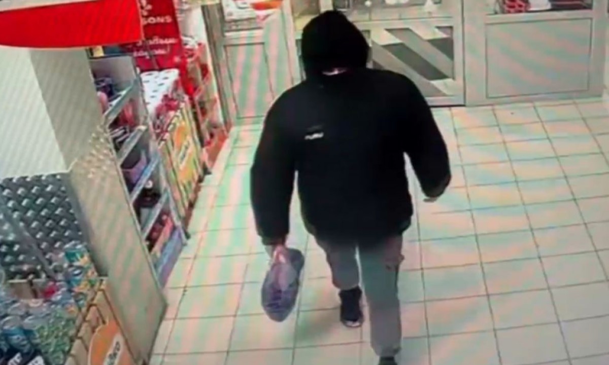 В Петрозаводске полиция ищет мужчину в черной маске