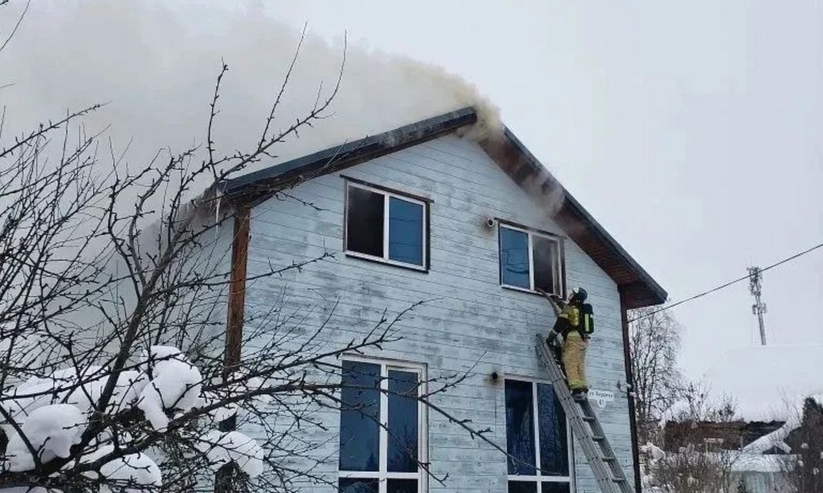 Огромный дом горит под Петрозаводском