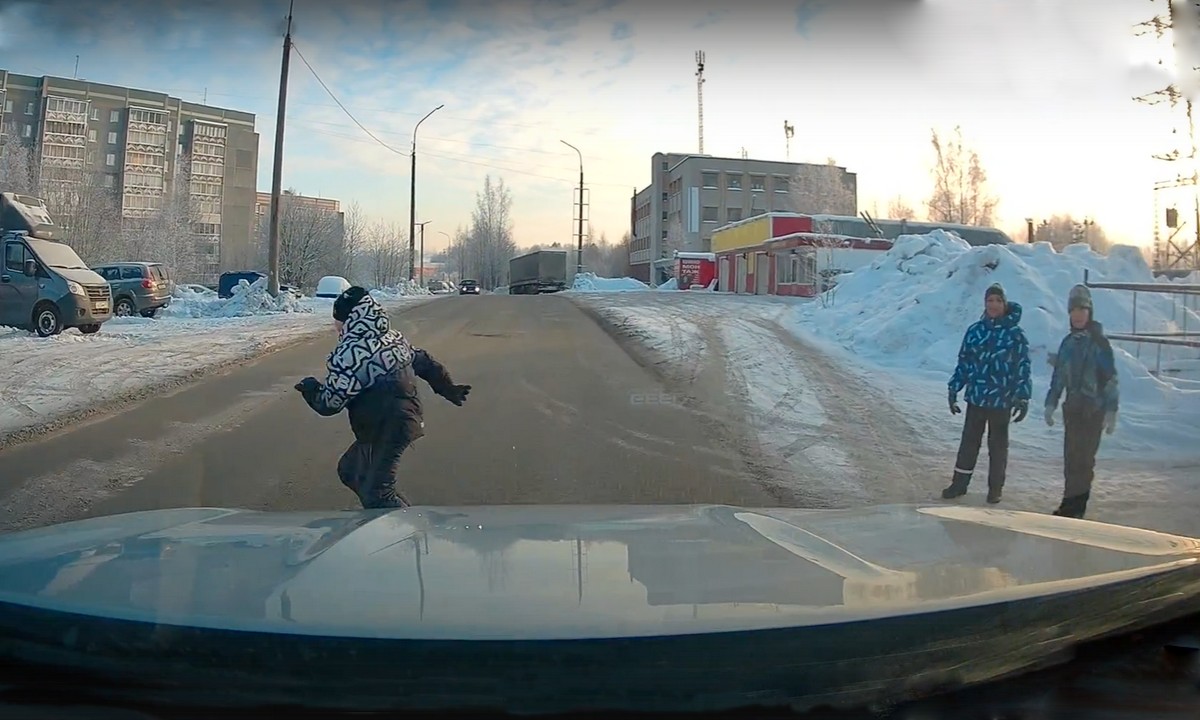 «На слабо?» В Петрозаводске ребенок почти бросился под колеса машины