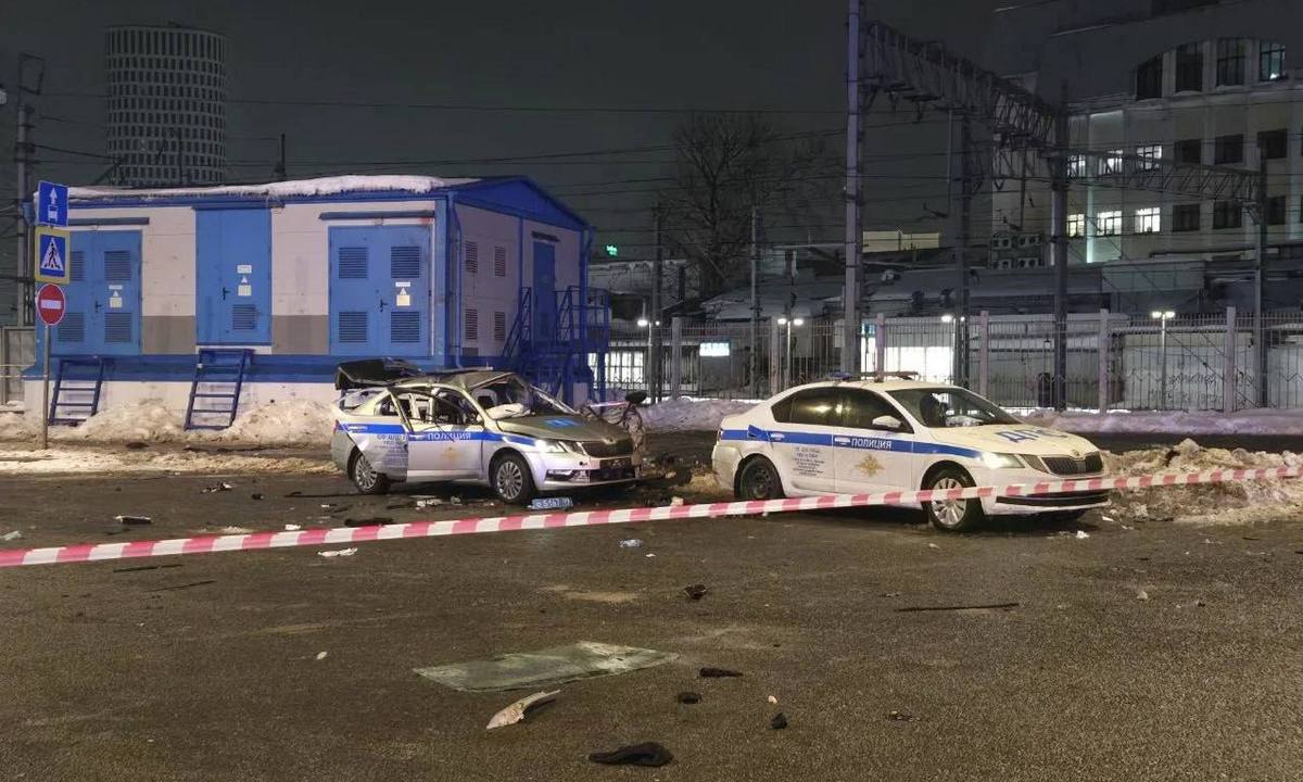 Террорист взорвал полицейскую машину: есть погибший 18+