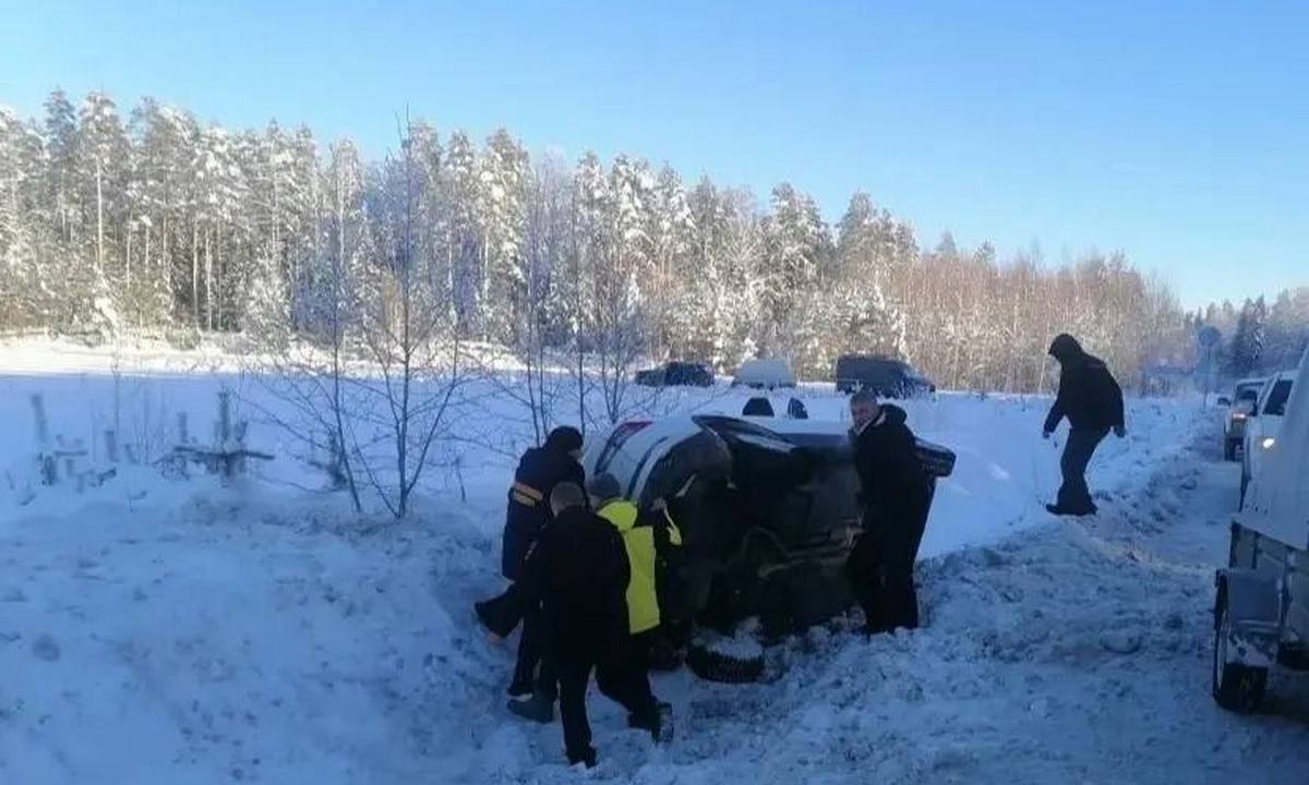 Автомобиль перевернулся на трассе в Карелии