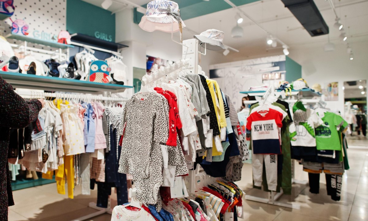 В России массово закрываются одни магазины из-за падения рождаемости