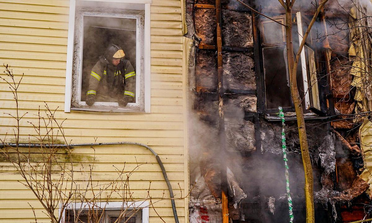 «Вынесли парня на инвалидном кресле». Спасатели вывели людей из страшного пожара в Петрозаводске
