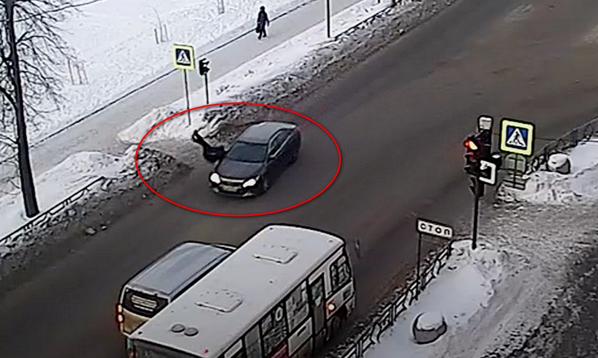 Стало известно, кого жестко сбили в Петрозаводске на светофоре