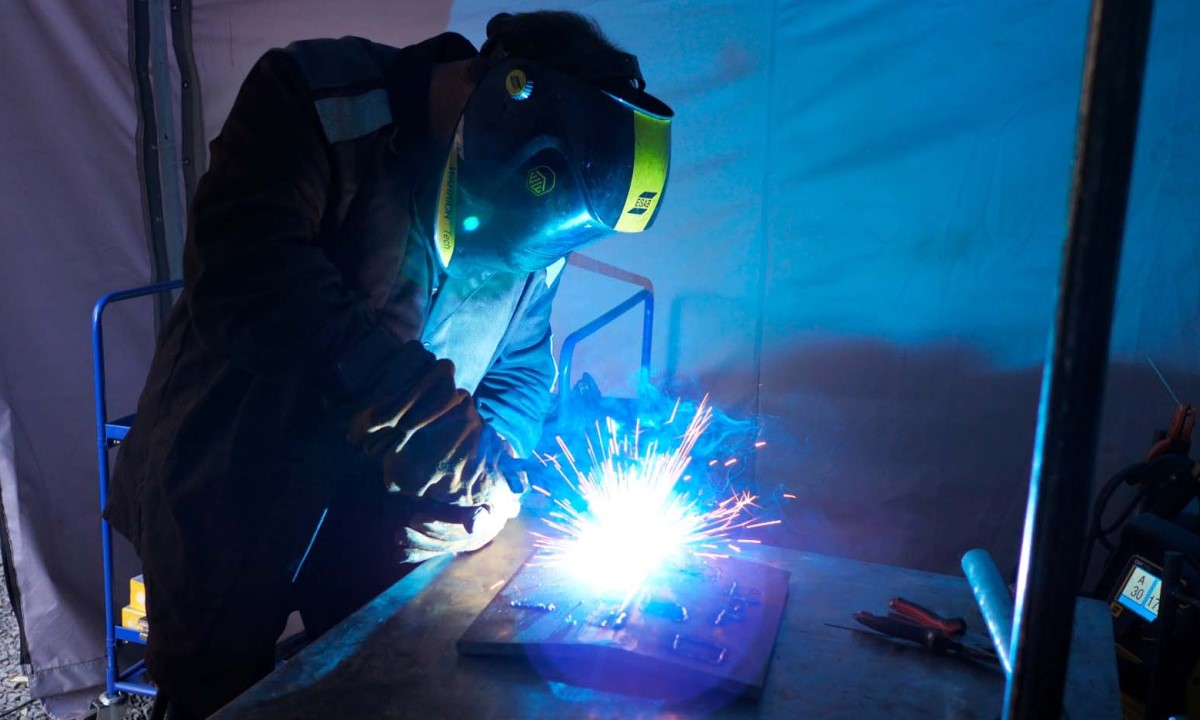 Объяснено, почему сварщики так много зарабатывают