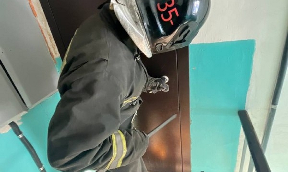 В Карелии спасали запертого в квартире трехлетнего малыша