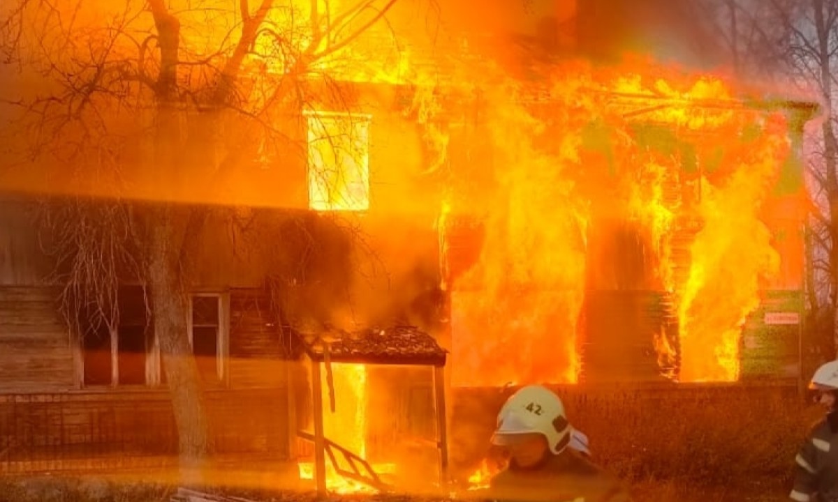 В Карелии более 20 пожарных тушили жилой дом