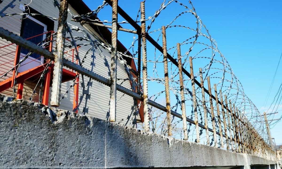 «Неуправляемая». Что известно о 16-летней девочке, которая чуть не убила мужчину в Карелии?