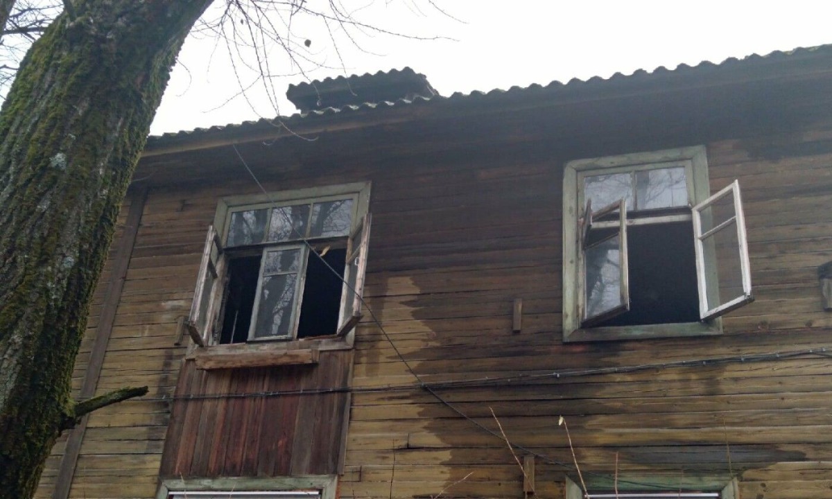 В Карелии люди пять лет живут в сгоревшем доме
