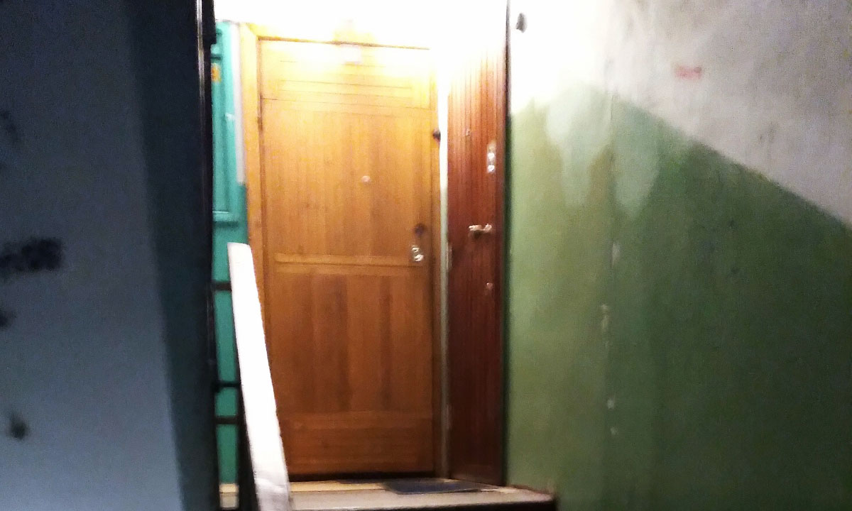 В Петрозаводске три амбала ломились в квартиру к ребенку