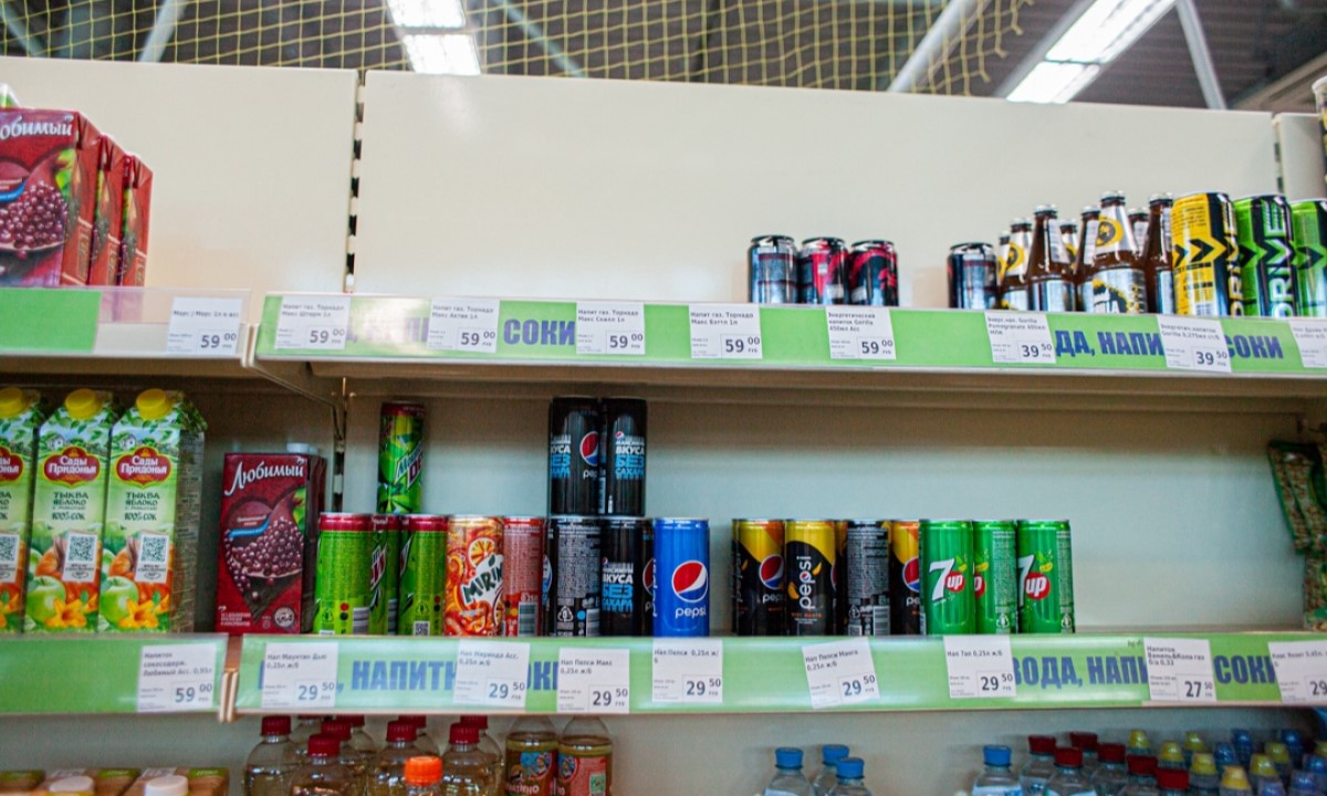 Эксперт рассказал, нужно ли мыть банку с газировкой перед употреблением