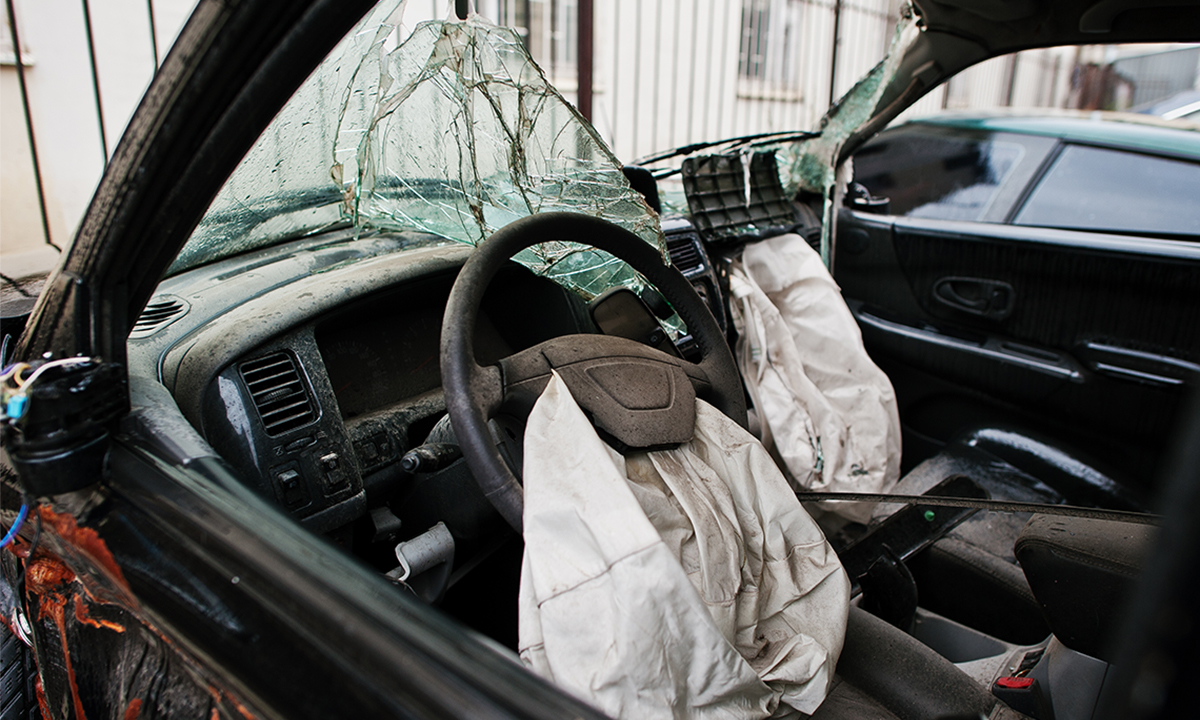 Машину жителя Карелии дети закидали кирпичами и плиткой