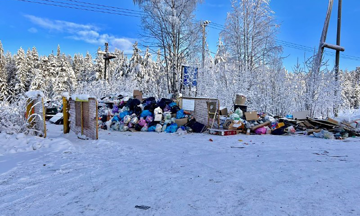 Чудовищная свалка подбиралась к трассе и въезду в город