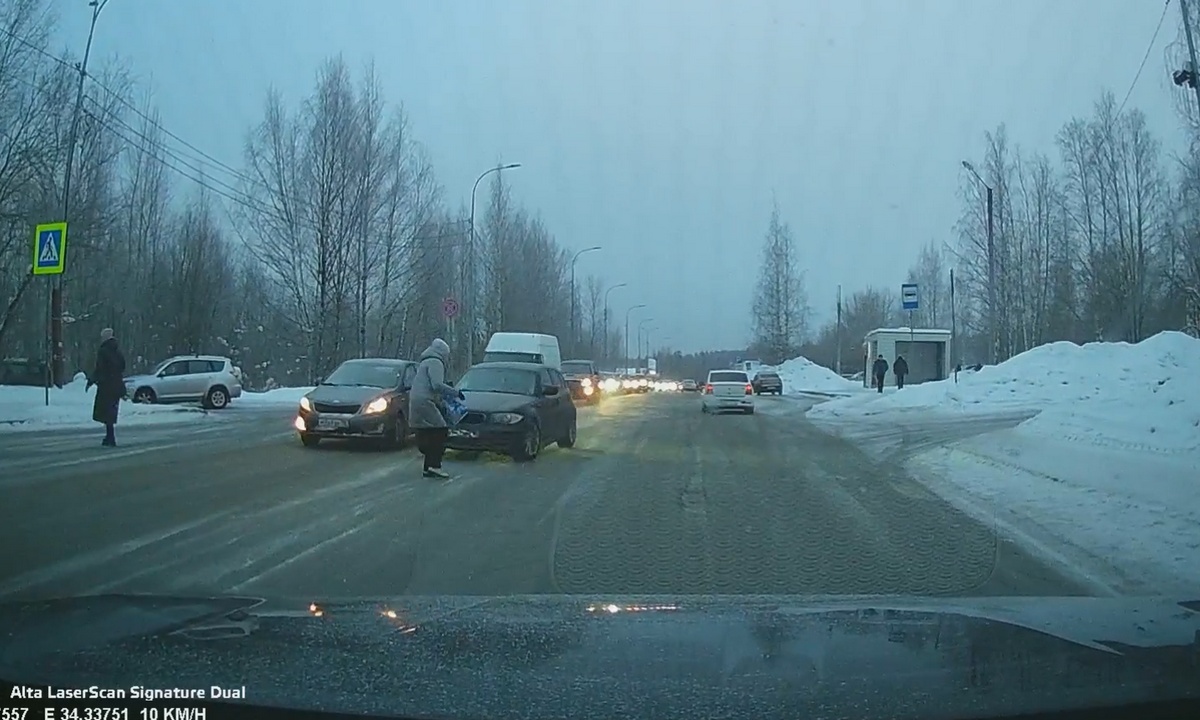 В Петрозаводске 20-летняя лихачка на BMW сбила женщину