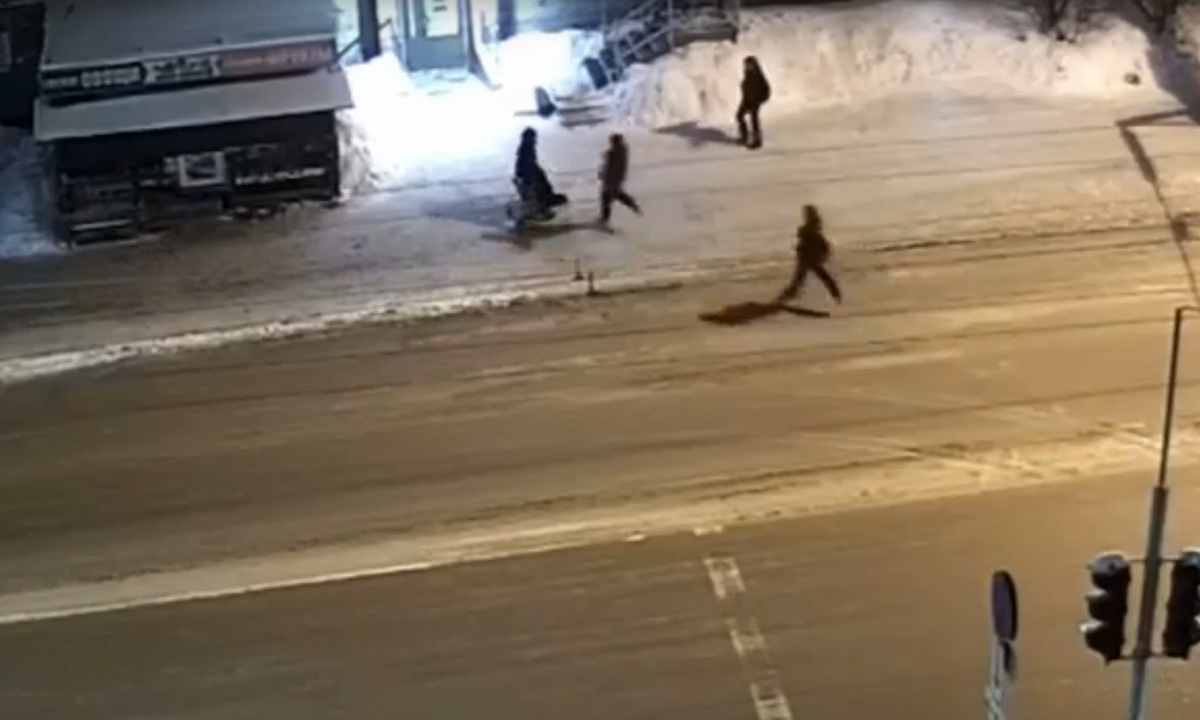 В Петрозаводске неизвестные избили подростков на улице