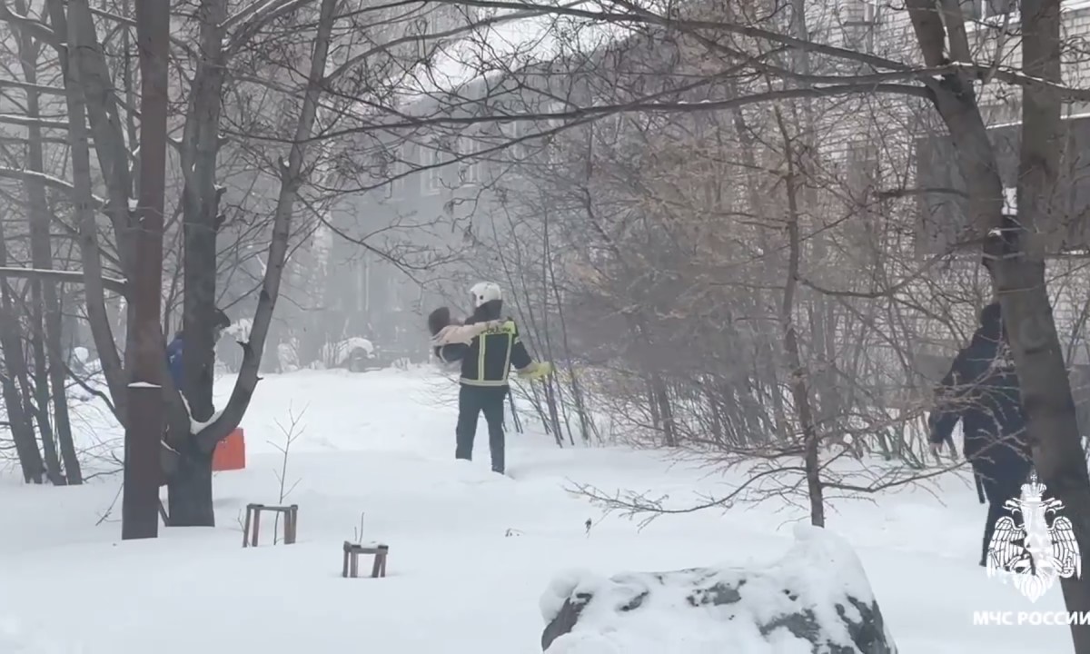 Четыре человека эвакуированы из горящего дома в Петрозаводске