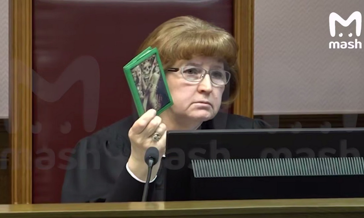 «Вы считаете, что это нормально, да?». Судью возмутила обложка паспорта