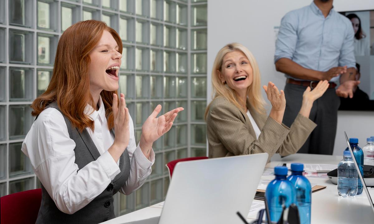 За громкий смех на работе могут уволить
