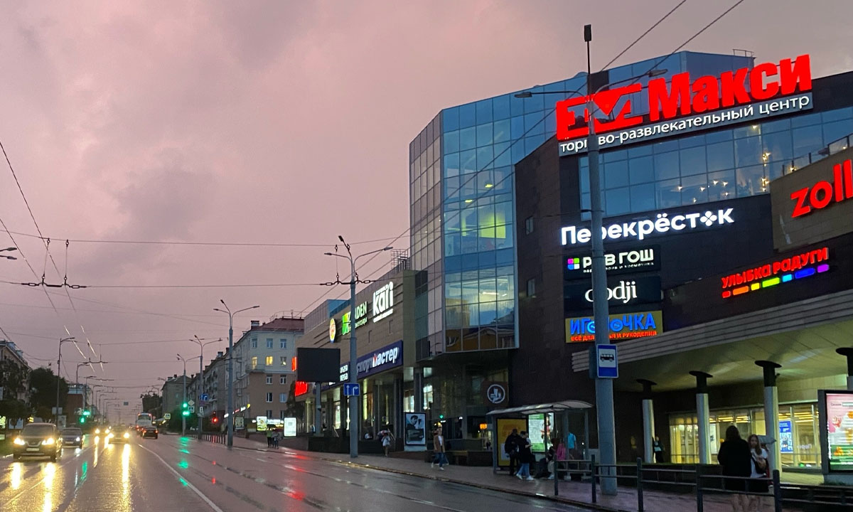 С 1 марта вывески на иностранных языках запрещены, но не все