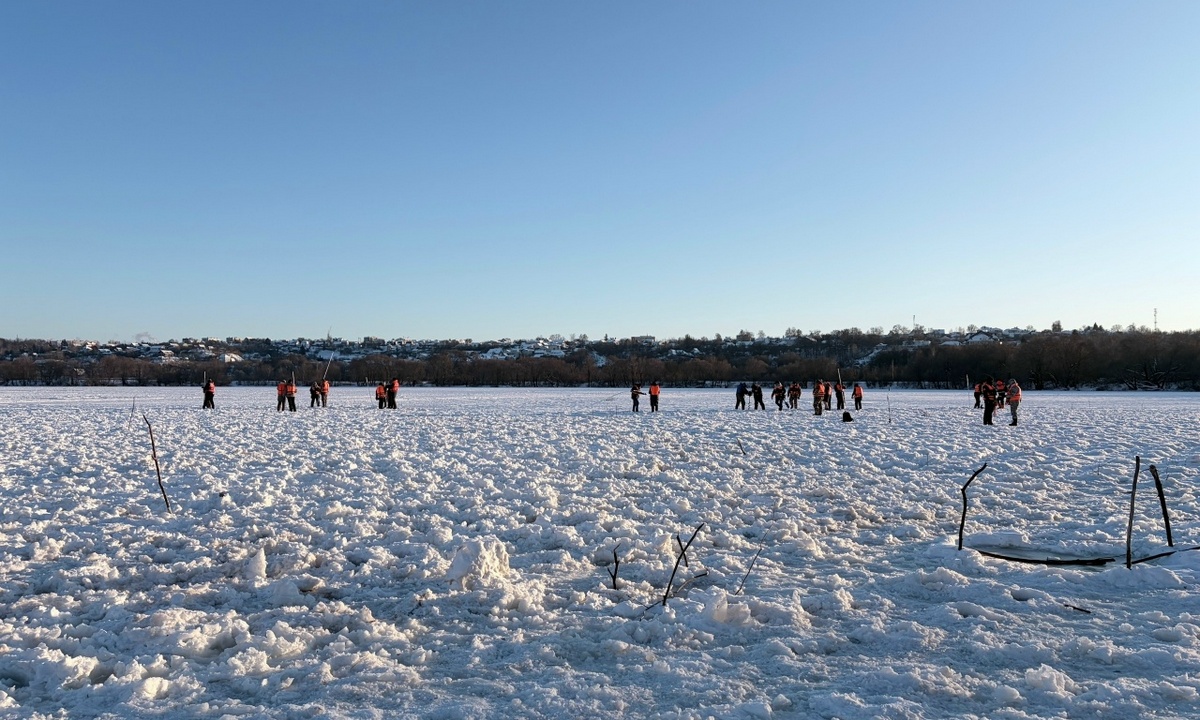 «Весь город сплотился». Двое детей погибли, съехав с горы в полынью: их тела ищут две недели