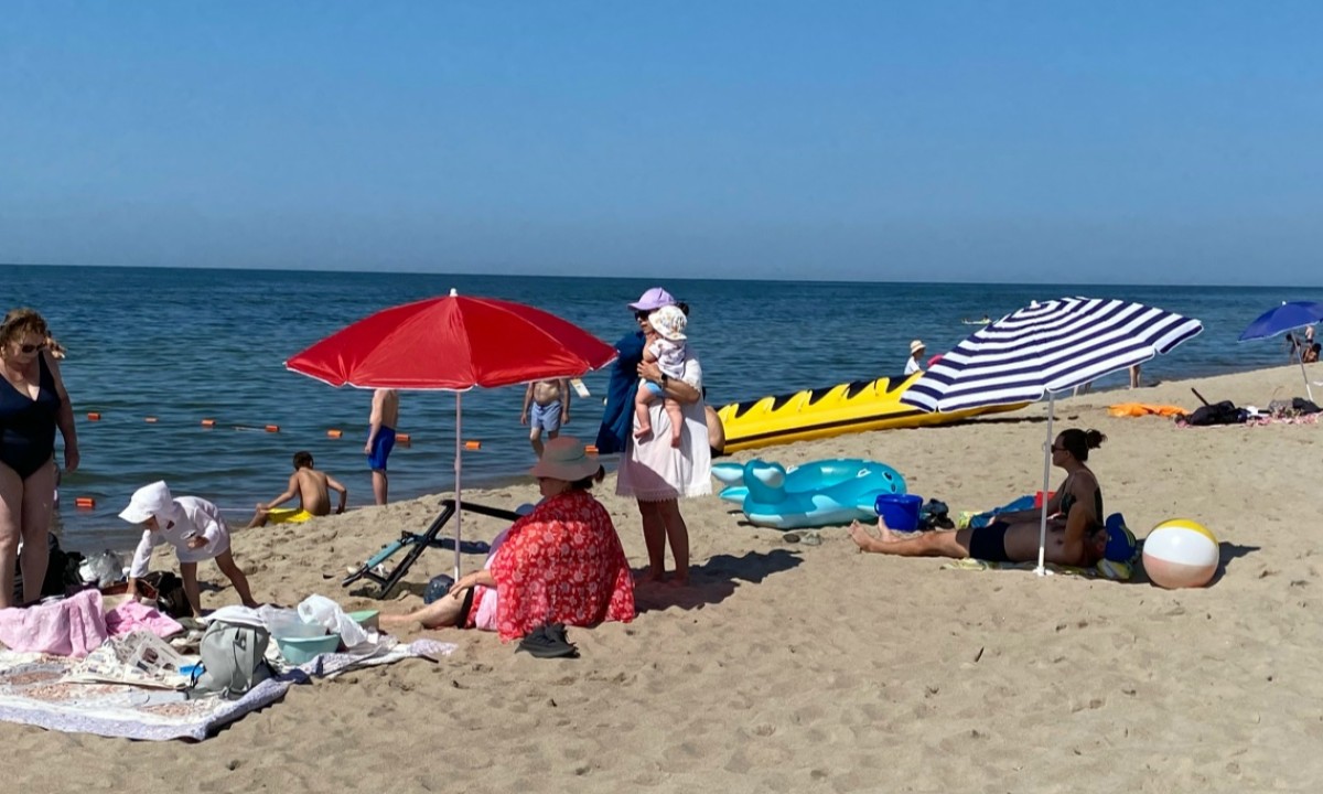 Паразиты проникают через кожу: врач предупредил об опасной инфекции, которую можно привезти с моря