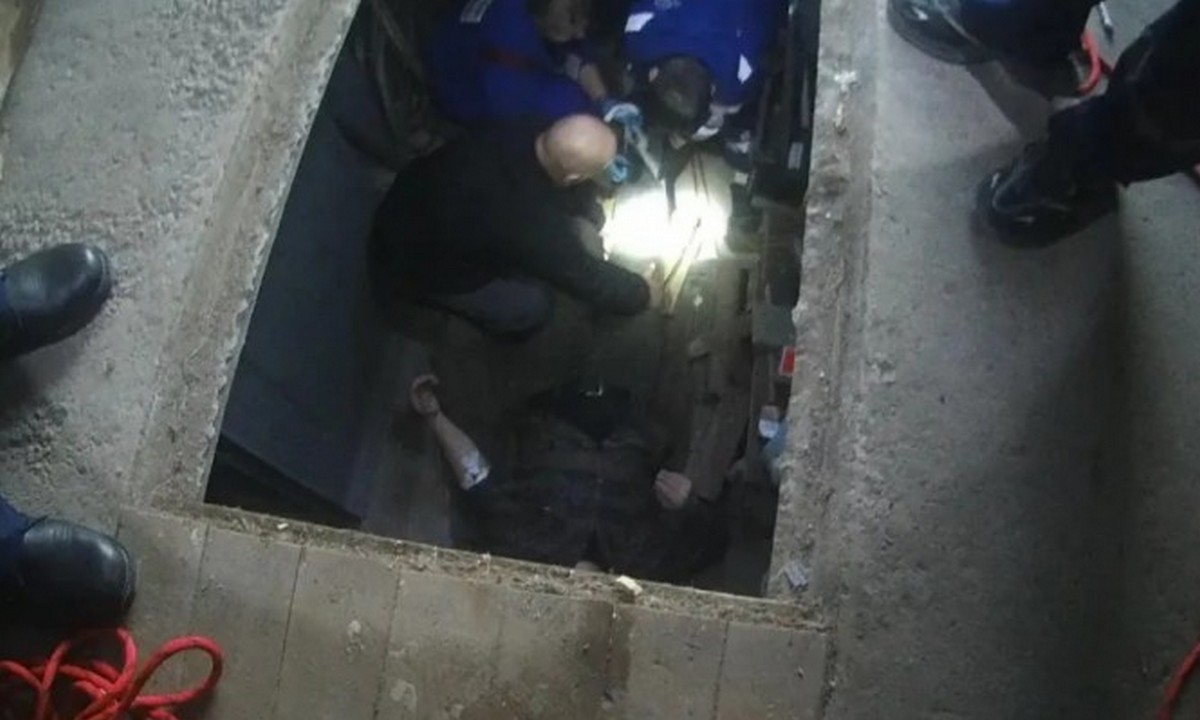 В Петрозаводске мужчину вытаскивали из ямы