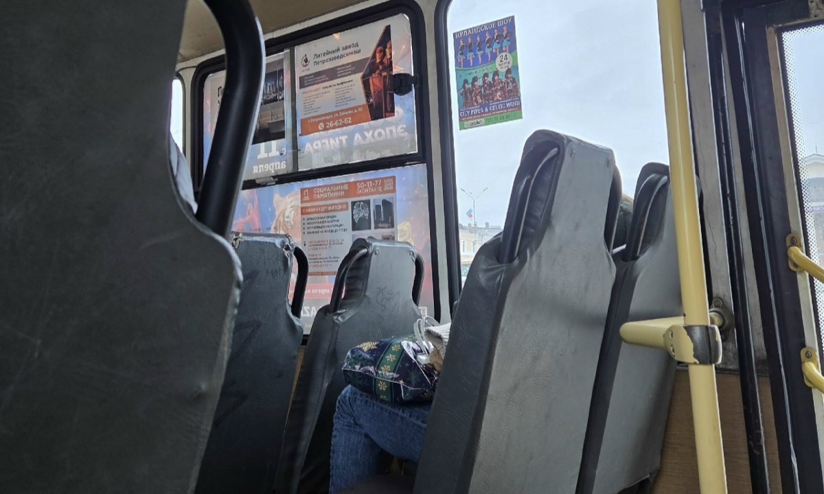 Жителей Петрозаводска укачивает в заклеенных рекламой автобусах