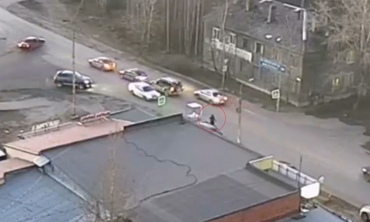 В Петрозаводске машина чуть не снесла мать двоих детей на пешеходнике