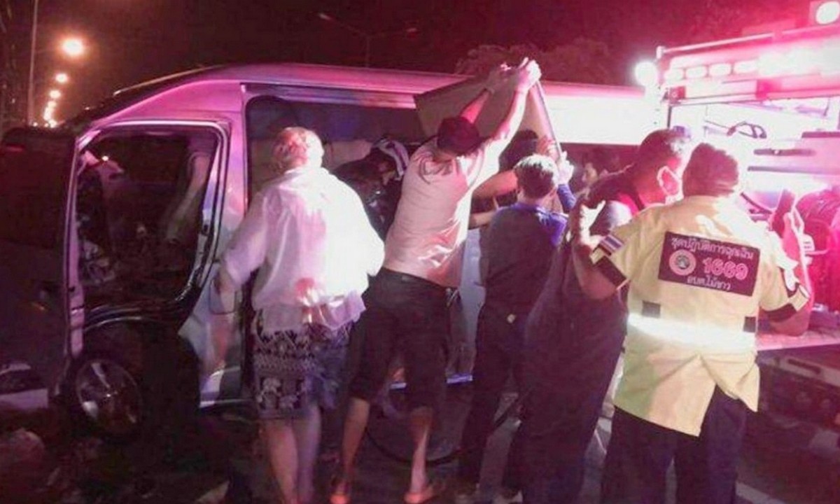 Россиянка погибла в страшном ДТП на популярном курорте, еще 11 туристов пострадали