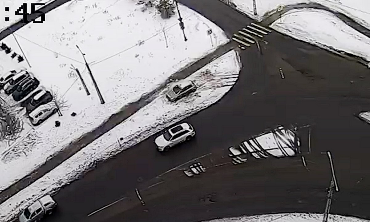 В Петрозаводске автомобиль не вписался в поворот и вылетел на тротуар