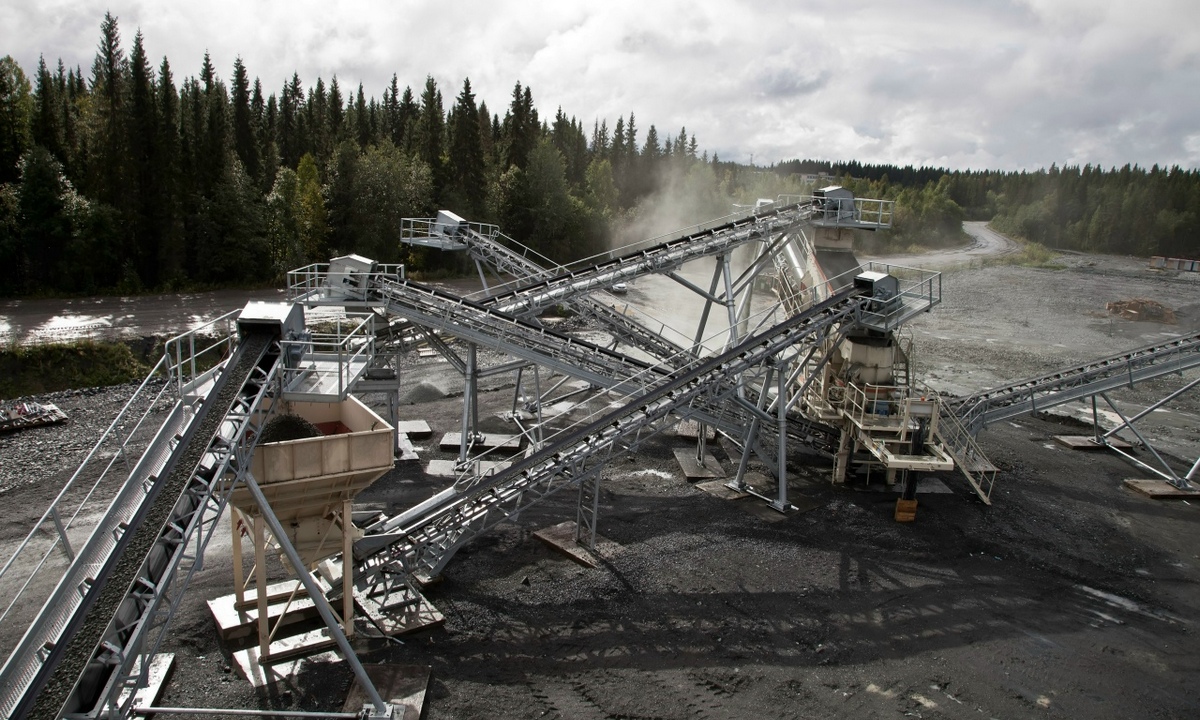 В Карелии мужчина переломал несколько костей на работе